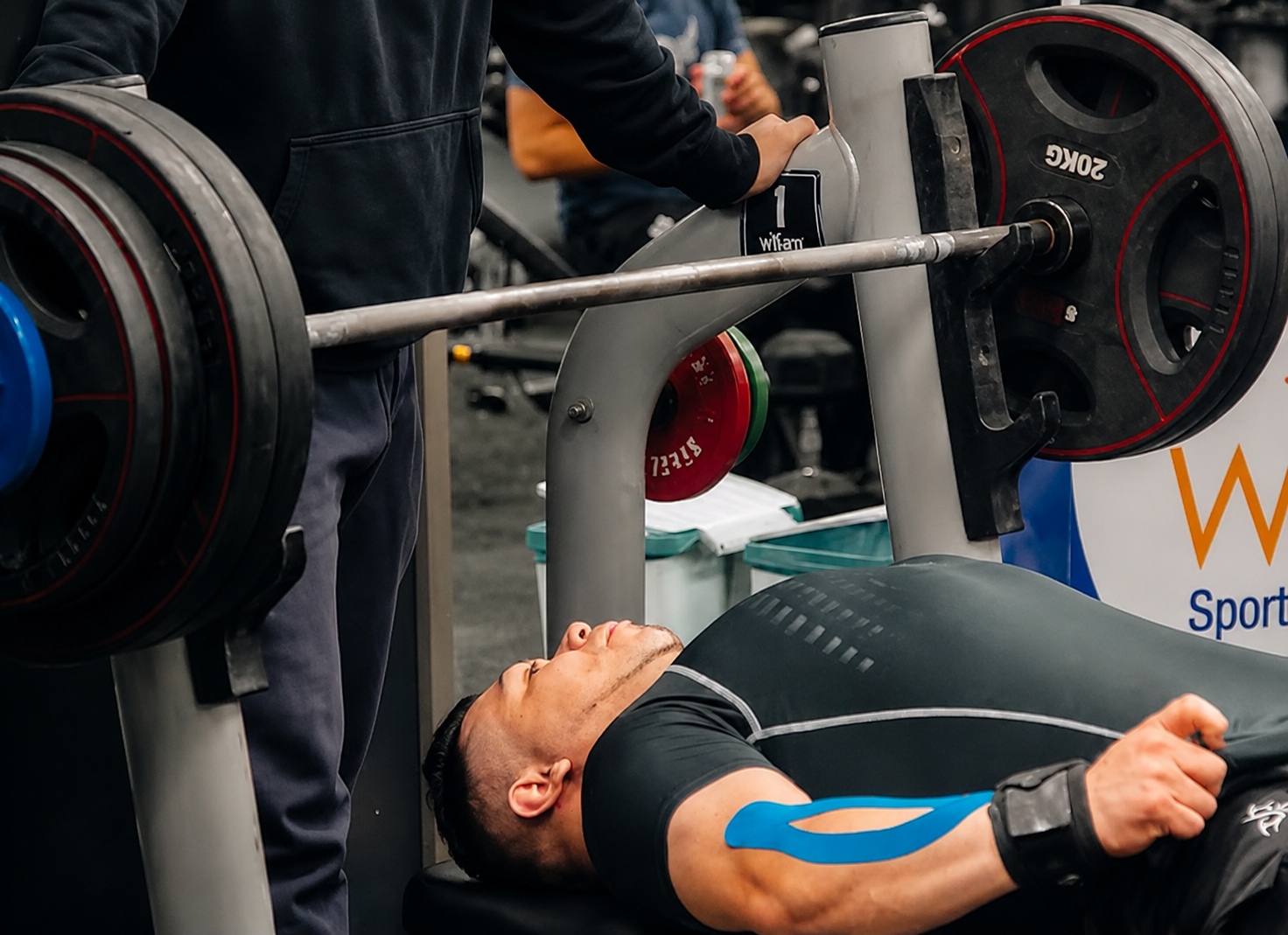 Johan Ancavil compitiendo en press de banca en campeonato de powerlifting